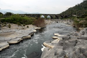 Alcantara mit der Brücke nach Castiglione