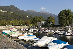 Hafen zwischen dem Strand von Cannobio und der Seepromenade