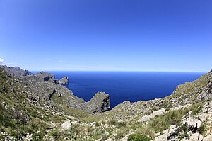 Blick durch eine Kluft aufs Mittelmeer