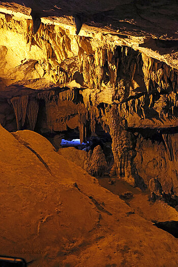 Zahlreiche kleine Stalaktiten zieren die Decke der Ngao‑Höhle