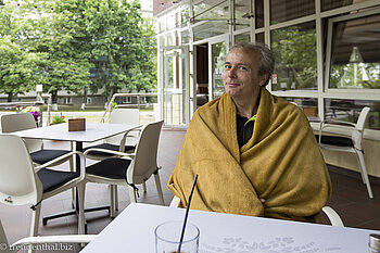 in Decken eingehüllt in David's Cafe bei Chisinau