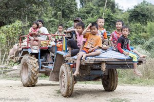 Kindertransporter im Lao Loum Dorf
