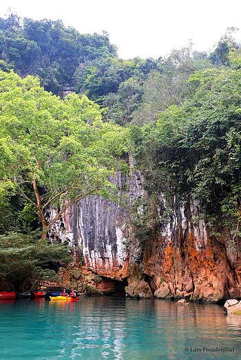 Kajaks unterhalb des Eingangs zur Dark Cave am Song Chài