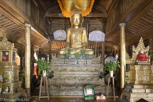 Buddha-Statue im Teakholz-Kloster Shwe Yan