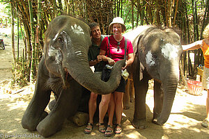 Erinnerungsfoto mit den Elefanten in Thailand