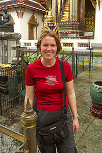 Annette im Wat Phra Kaeo nach dem großen Regen.