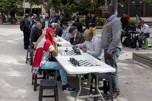 gemeinschaftliches Schachspielen im Parque Santander in Bogota