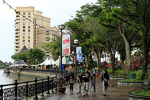 Promenade von Kuching am Sungai Sarawak