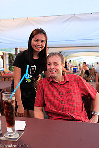 Lars und eine hübsche Bedienung an der Waterfront von Kota Kinabalu