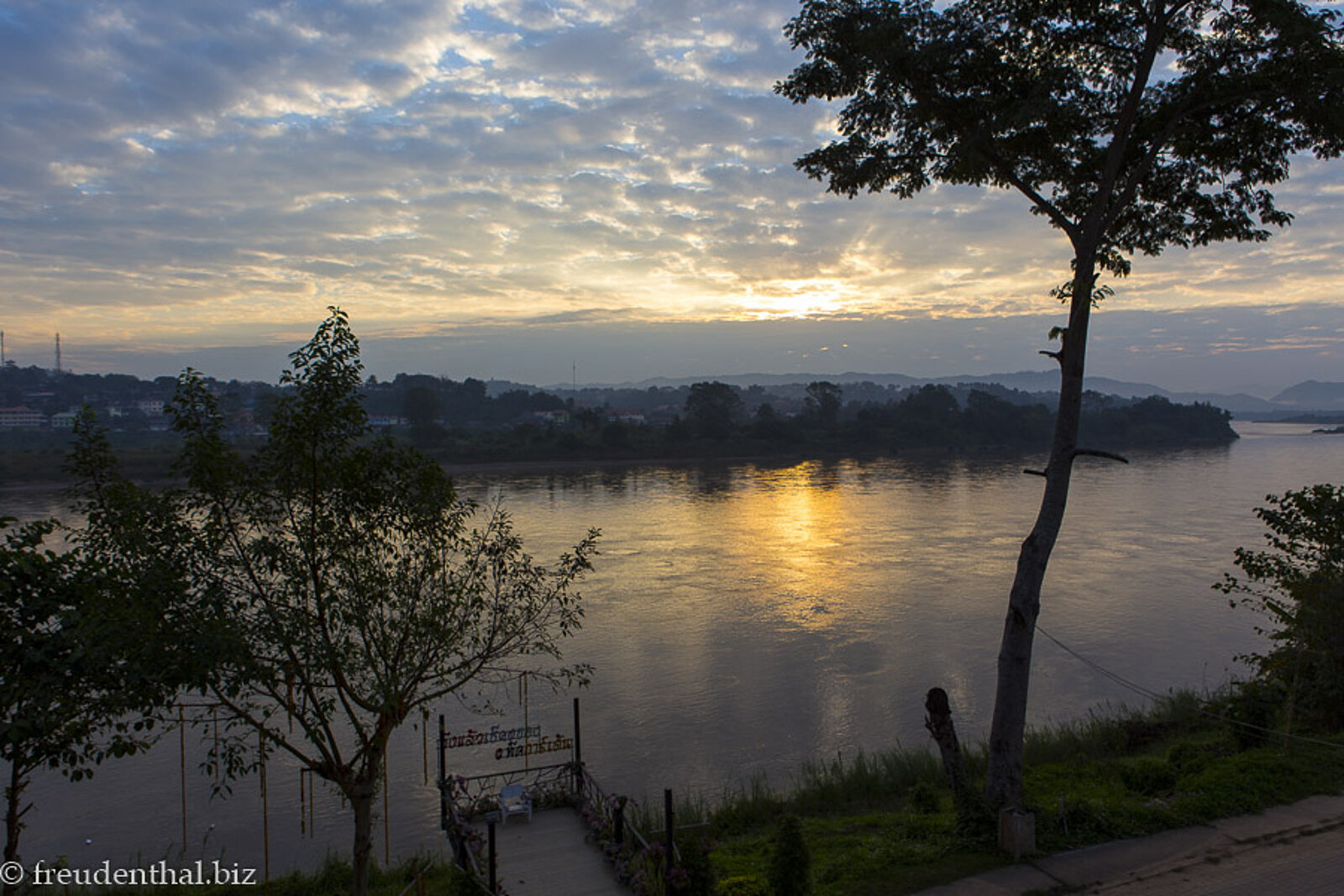 Sonnenuntergang am Mekong bei Chiang Khong an der Grenze von Thailand nach Laos