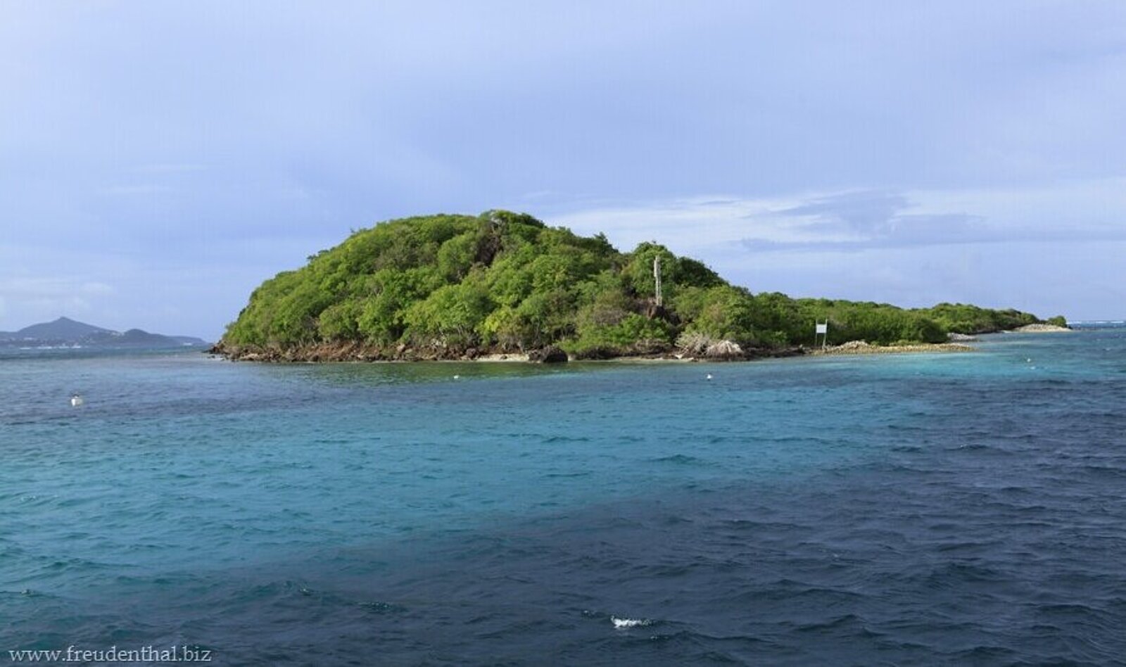 Aussicht über das Meer auf die Bilderbuchinsel Jamesby der Tobago Cays in der Karibik