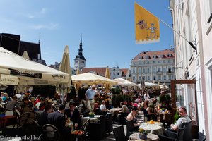 Straßencafés und Restaurants auf dem Rathausplatz