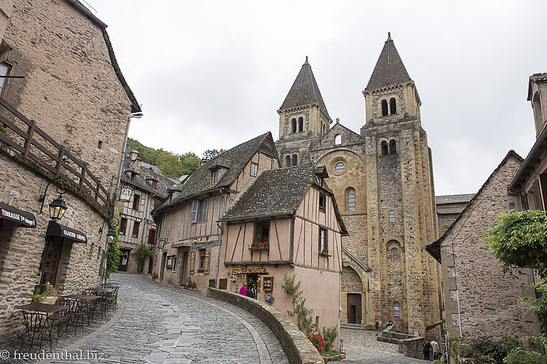 auf dem Weg zur Abteikirche Sankt Fides in Conques
