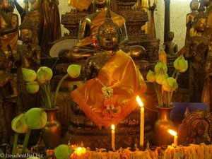 Buddha-Statue und Lotusblüten im Wat Disanukaram
