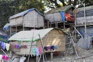 Traditionelle Häuser im Dorf am Irrawaddy bei Mandalay