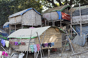 Traditionelle Häuser im Dorf am Irrawaddy bei Mandalay