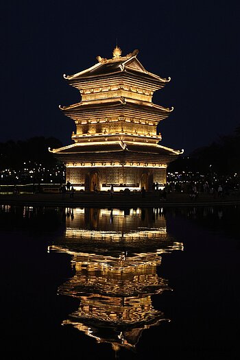 Turm der vier Wohltaten der Silberpagode in Hoa Lư, Vietnam