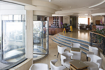 Sitzgruppe und Eingangsbereicht der Lobby im Hotel Riviera Spa Resort auf Malta