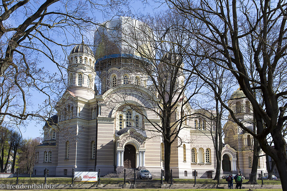 Bäume vor der Christi-Geburt-Kathedrale von Riga