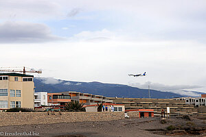 alle paar Minuten landen neue Urlauber auf Teneriffa