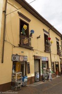 Cafés und Läden in kolonialen Häusern von Bogota