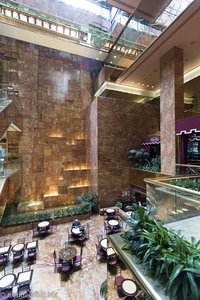 ein Wasserfall in der Lobby des Trump Towers