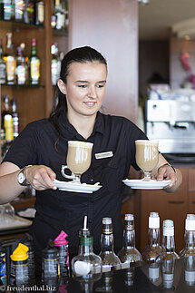 Bedienung an der Bar im Hotel Riviera Spa Resort auf Malta