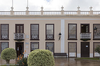 Die Bibliothek an der Plaza Pedro Pérez Díaz