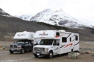 Parkplatz unterhalb des Gletschers beim Columbia Icefield