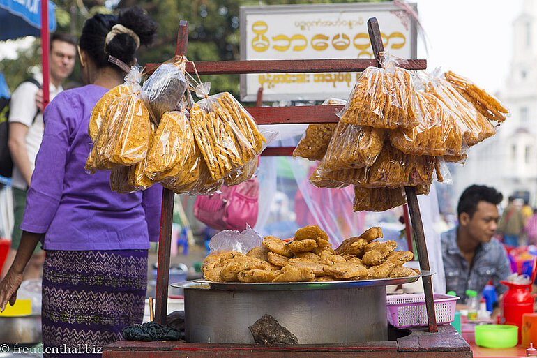 Frittiertes in den Garküchen von Yangon
