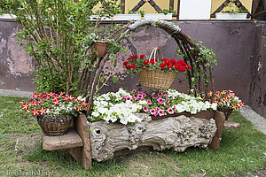 Blumenschmuck bei der Mănăstirea Hâncu in Moldawien