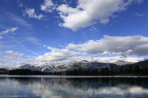 Blick über den Lake Beauvert zu den kanadischen Rocky Mountains