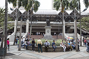 Hochbahn mit Metrostation in der Candelaria von Medellín.