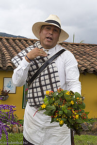 Der Blumenbauer bestückt die Silleta mit bunten Blumen.