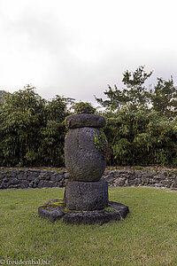 Ein Ei aus Stein im Jeju Stone Park