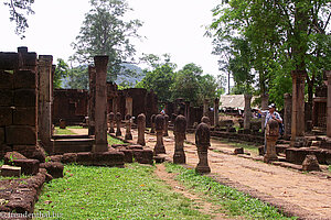 Wege in der prallen Sonne beim Banteay Srei