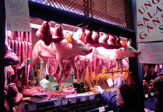 Spanferkel in der Zentralen Markthalle von Budapest