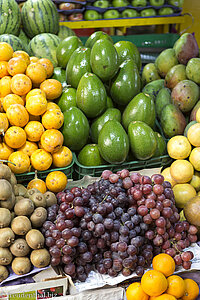 Trauben und Avocado in Massen auf dem Mercado de Paloquemao