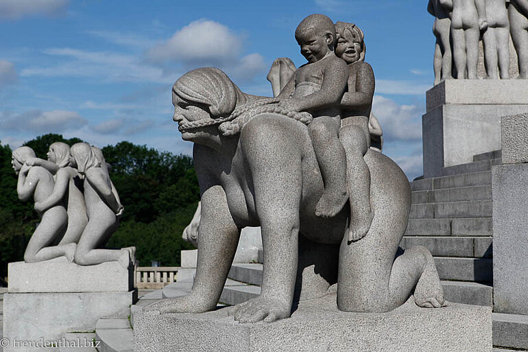 spielende Mutter mit Kinder im Vigelandsparken