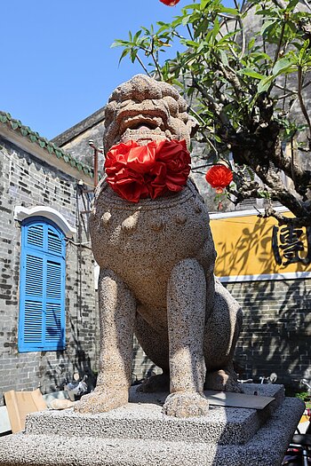 Wächterlöwe vor einem chinesischen Tempel in Hội An