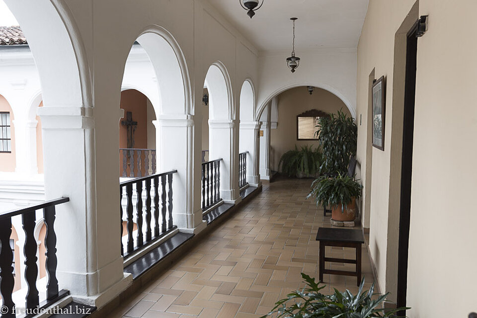 Hübsche Gänge im Kolonialhotel La Plazuela in Popayán, Kolumbien