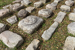 Sammelsurium an großen Steinen aus dem Silla-Reich