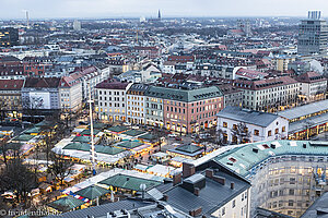 Blick über den Viktualienmarkt vom Alten Peter in München