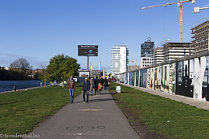 die Promenade entlang der Spree bei der East Side Gallery