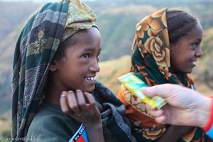 äthiopische Kinder freuen sich über Seife