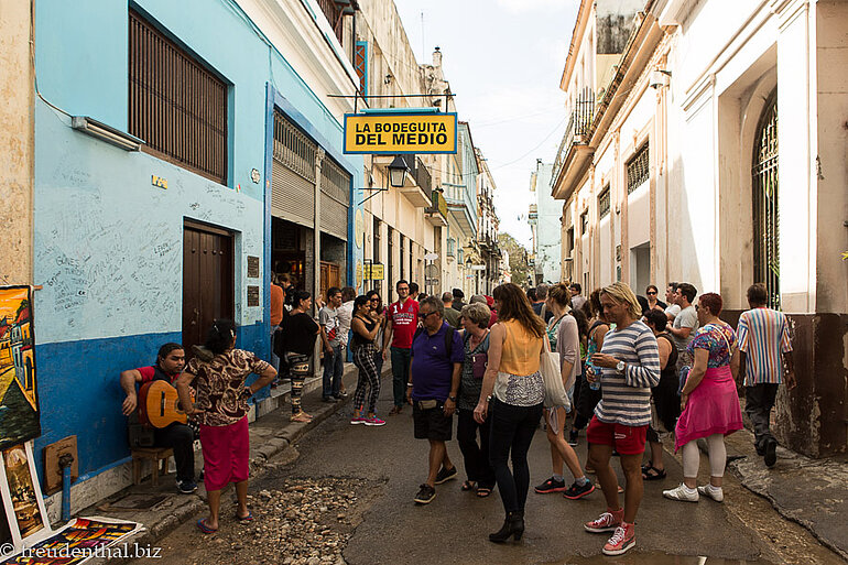 Viel los am Eingang der Hemingway-Bar La Bodeguita del Medio