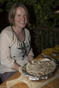 Anne am Tisch voller Essen im La Gran Trucha von Salento.