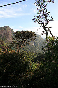 Blick vom Adams Peak (halbe Höhe) zum umliegenden Bergland