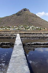 Blick über die Salinen zu den Bergen von Mauritius