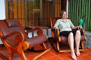 Anne auf der Terrasse des Roca Negra del Arenal